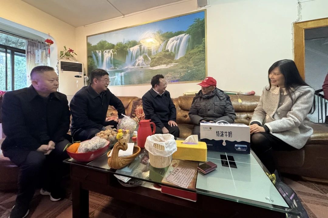 省国资委党委委员、副主任何政走访慰问省尊龙凯时集团老党员、老干部